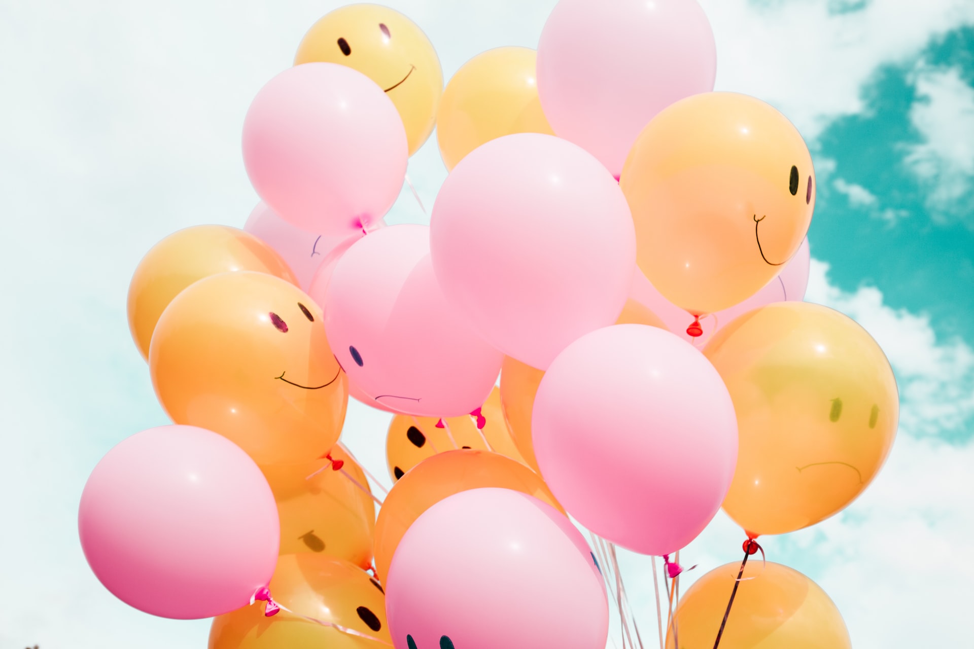 Kolorowe balony z uśmiechami.