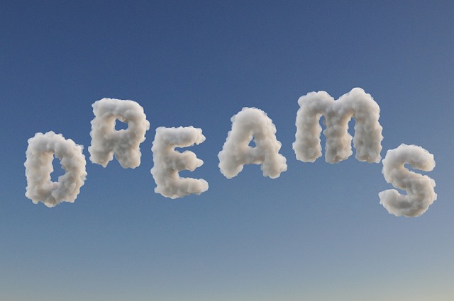 Napis "dreams" ułożony z chmur.