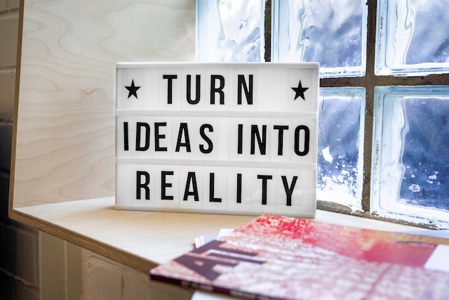 Gadżet z napisem: Turn ideas into reality.