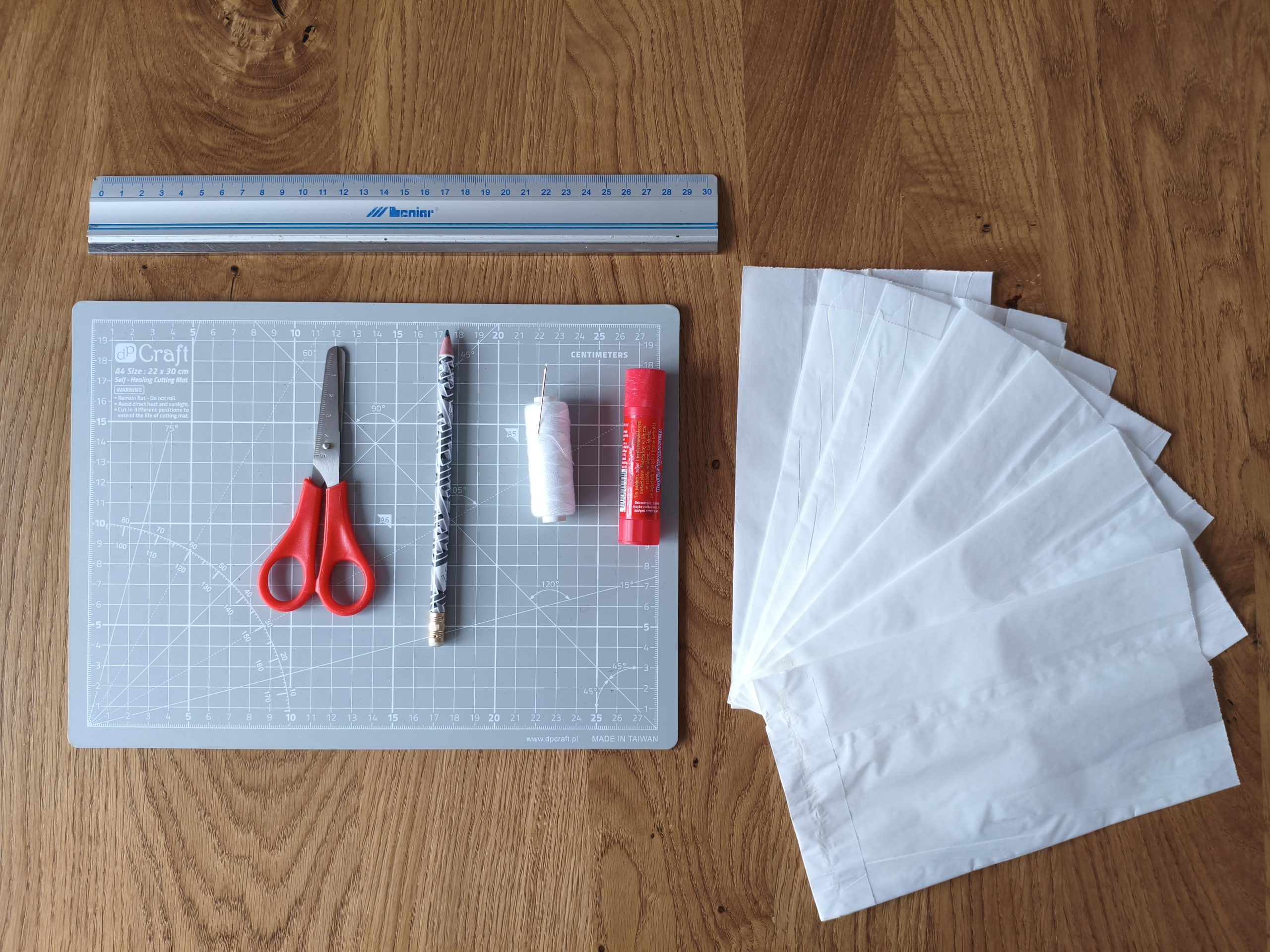 Materiały potrzebne do wykonania gwiazdy: papierowe torebki, nożyczki, ołówek, nożyczki.