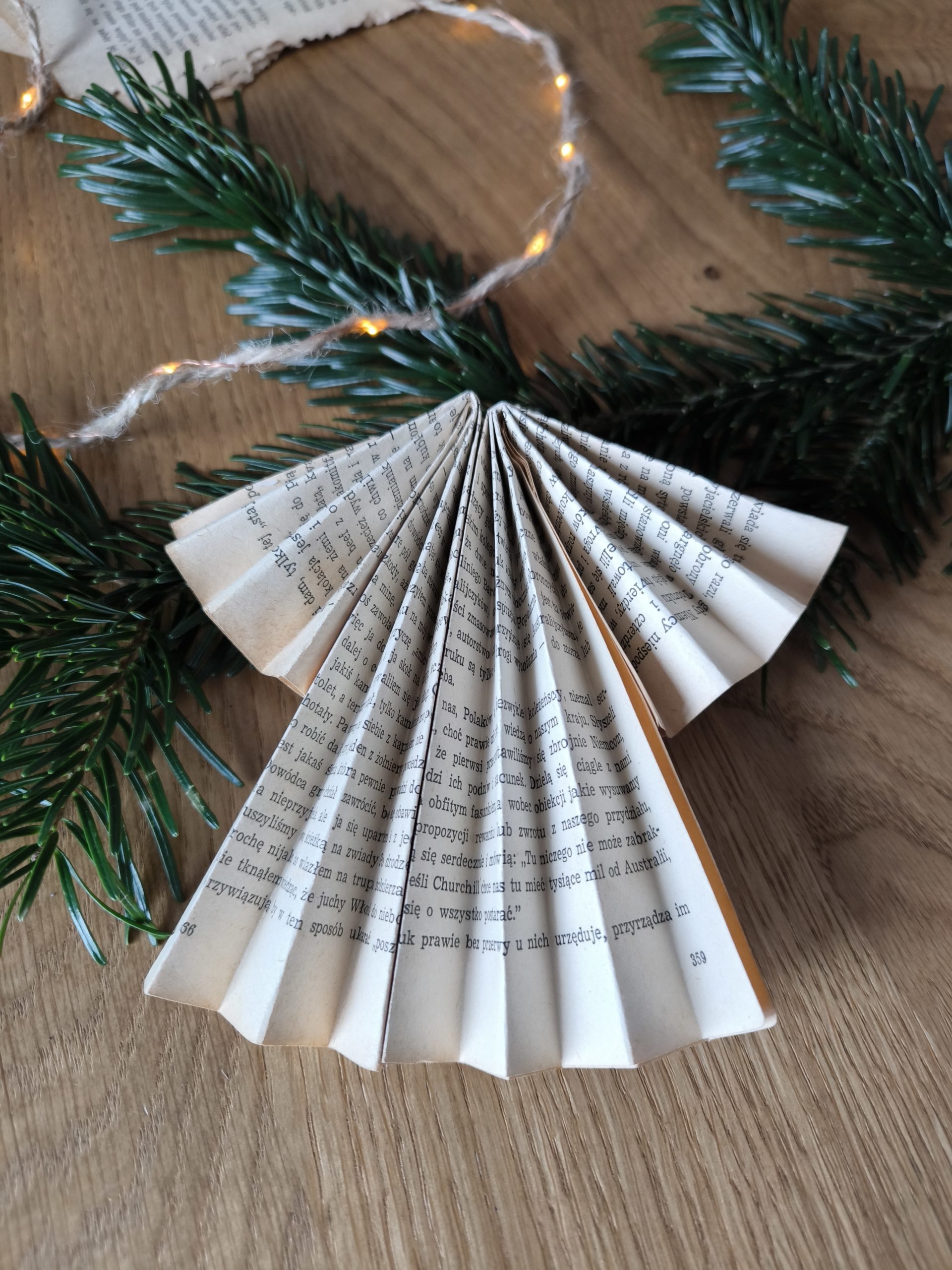 Fragment złożonego z papieru aniołka.