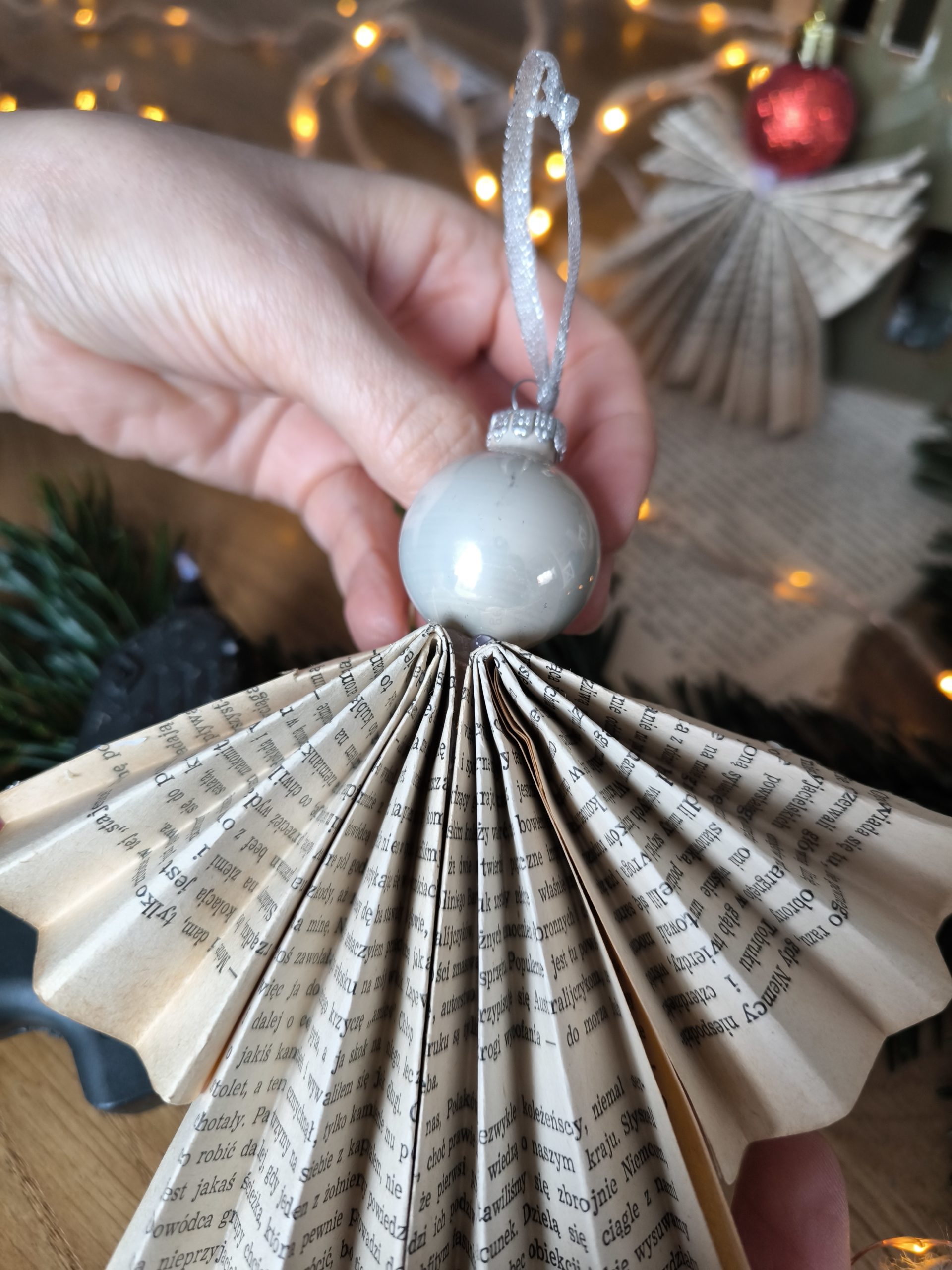 Gotowy aniołek z papieru.