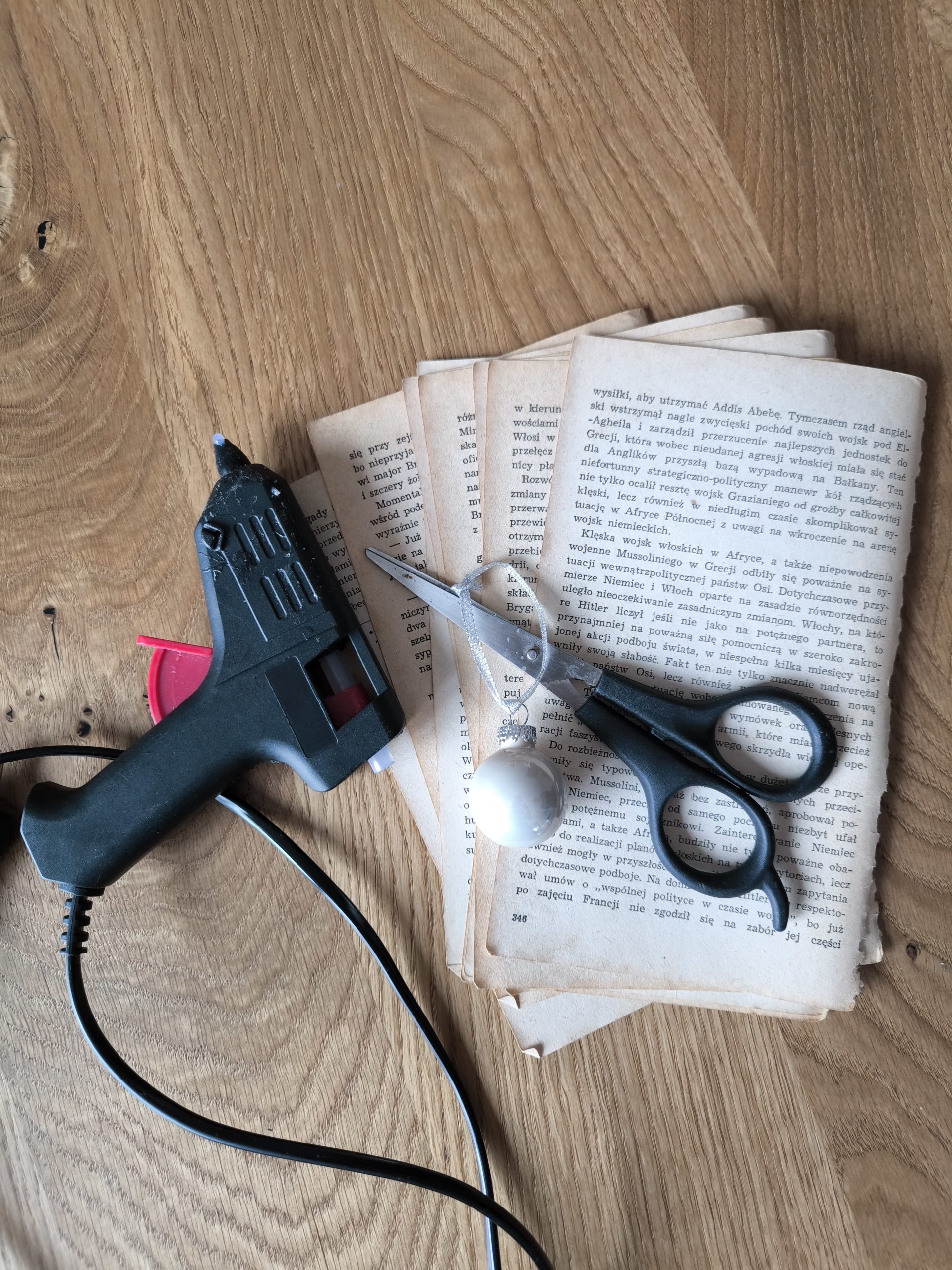 Materiału do stworzenia aniołka - papier, nożyczki, klej na gorąco.