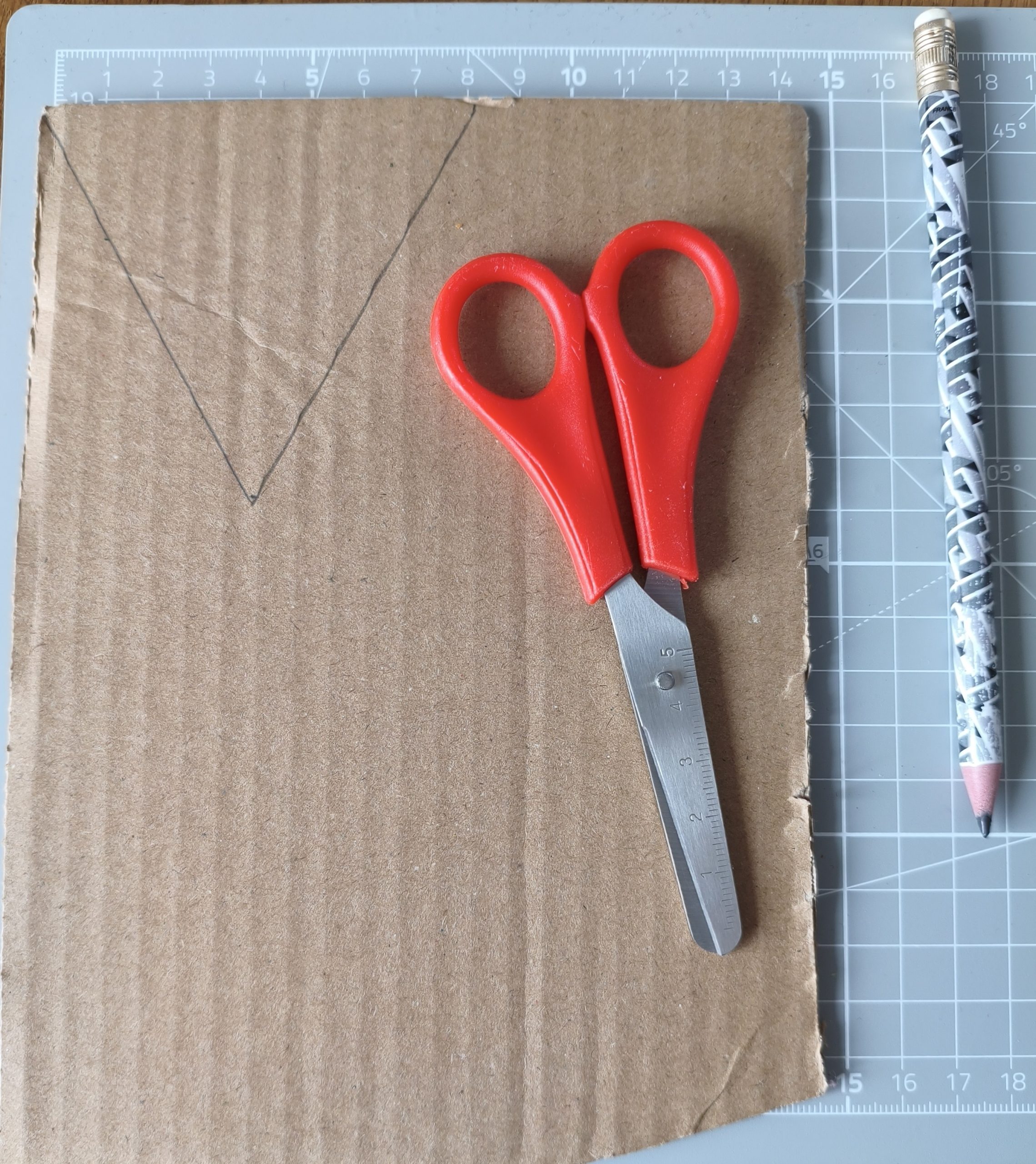 Nożyczki leżące na kartonie.