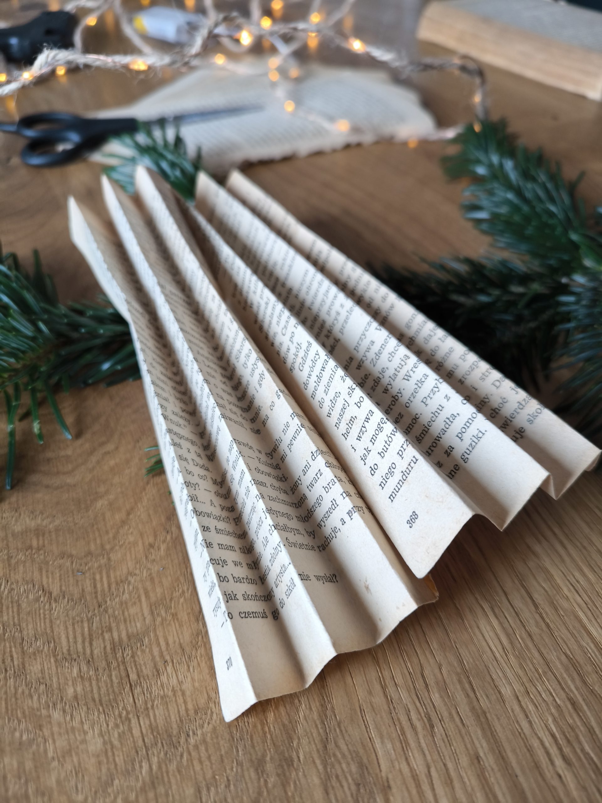 Papier złożony w harmonijkę.