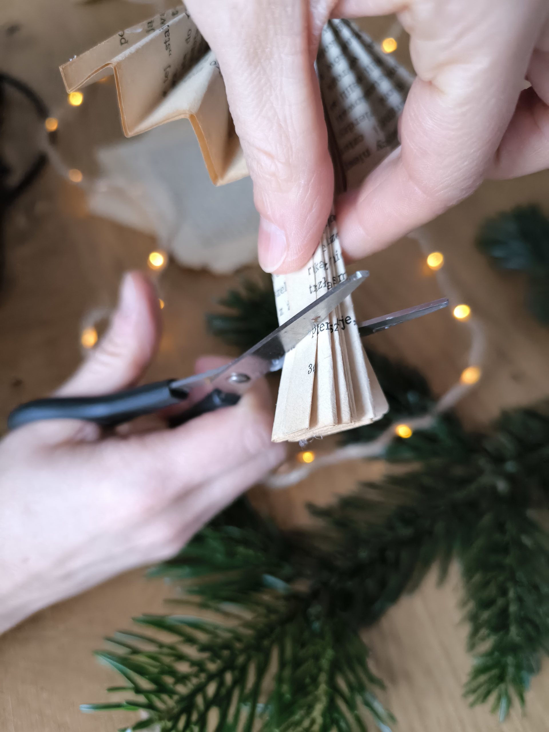 Zdjęcie przedstawiające cięcie papieru.