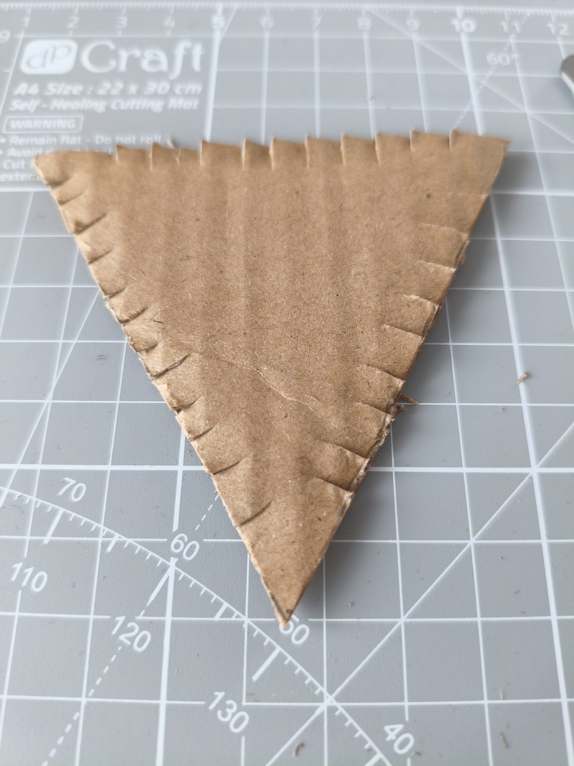 Głowa lisa wycięta z kartonu.