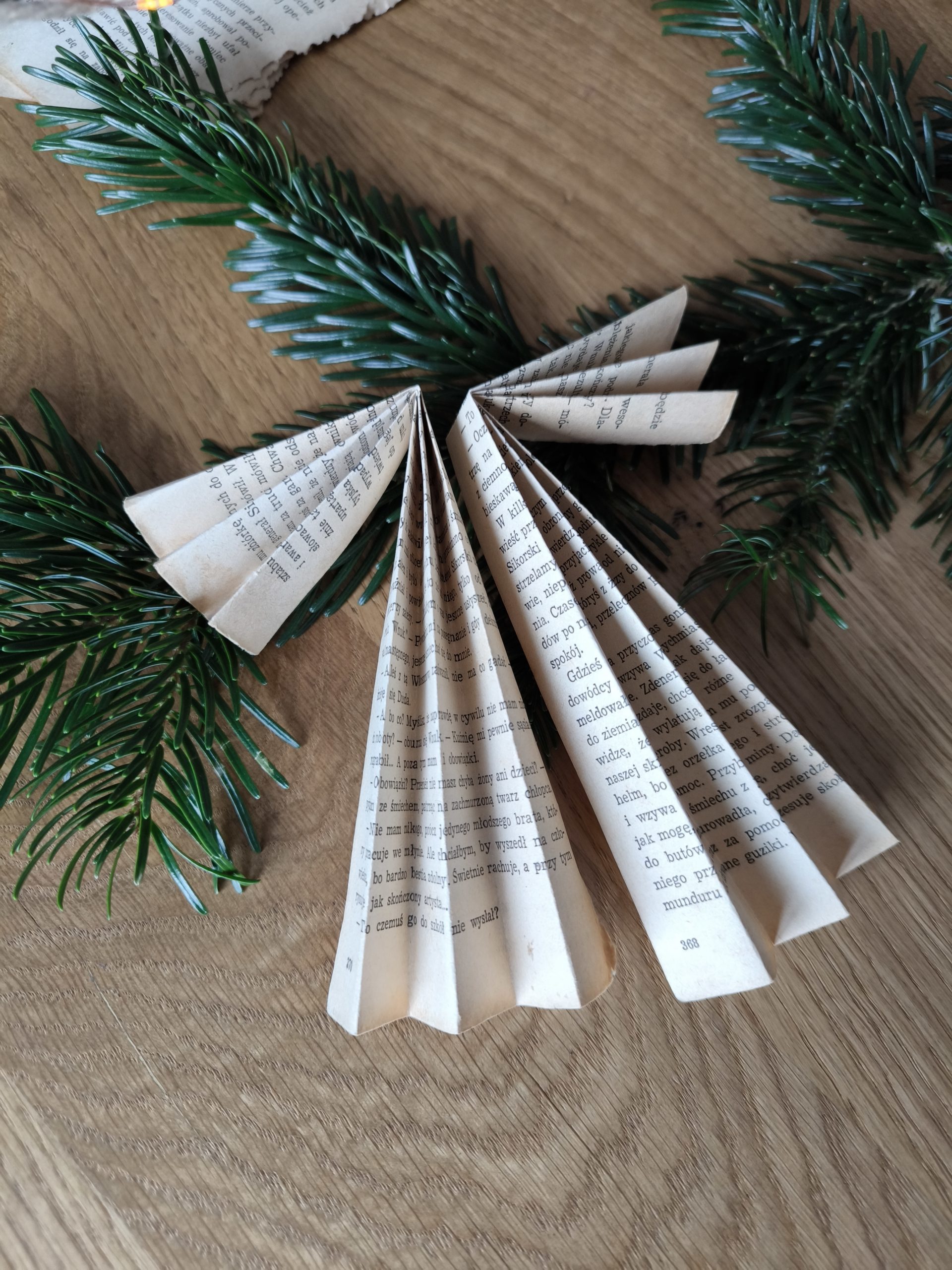 Fragment złożonego z papieru aniołka.