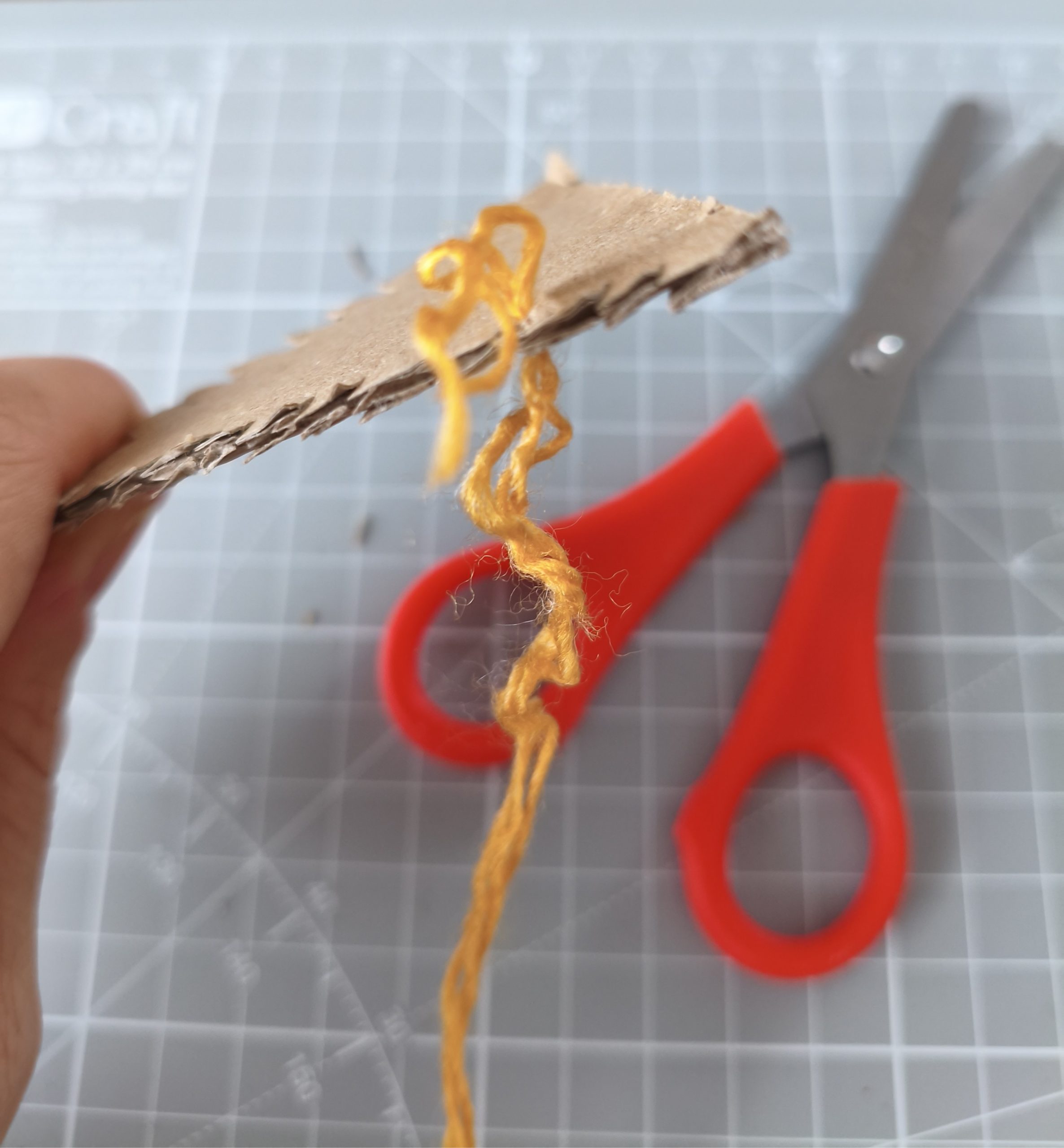 Głowa lisa wycięta z kartonu.