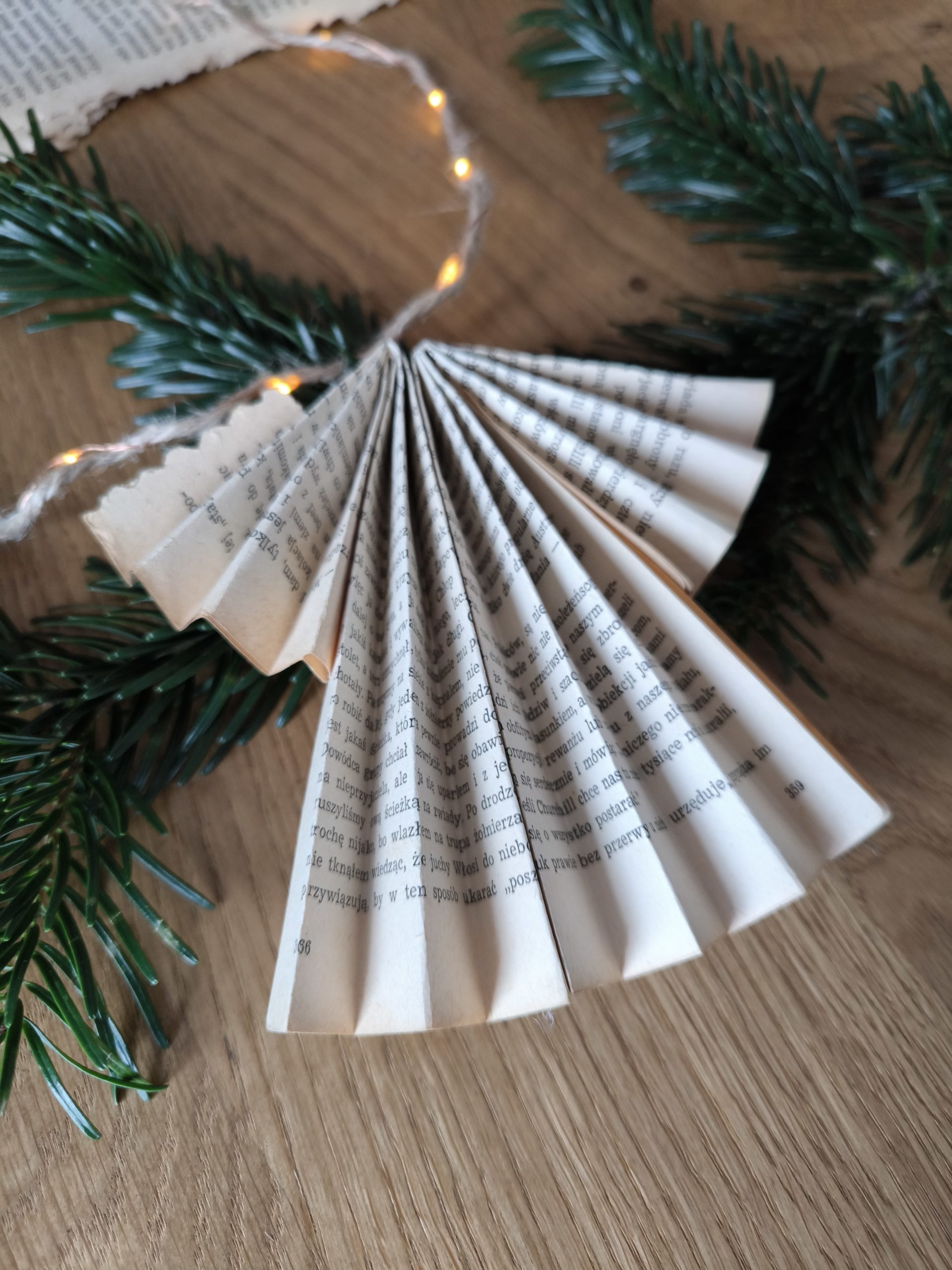 Fragment złożonego z papieru aniołka.