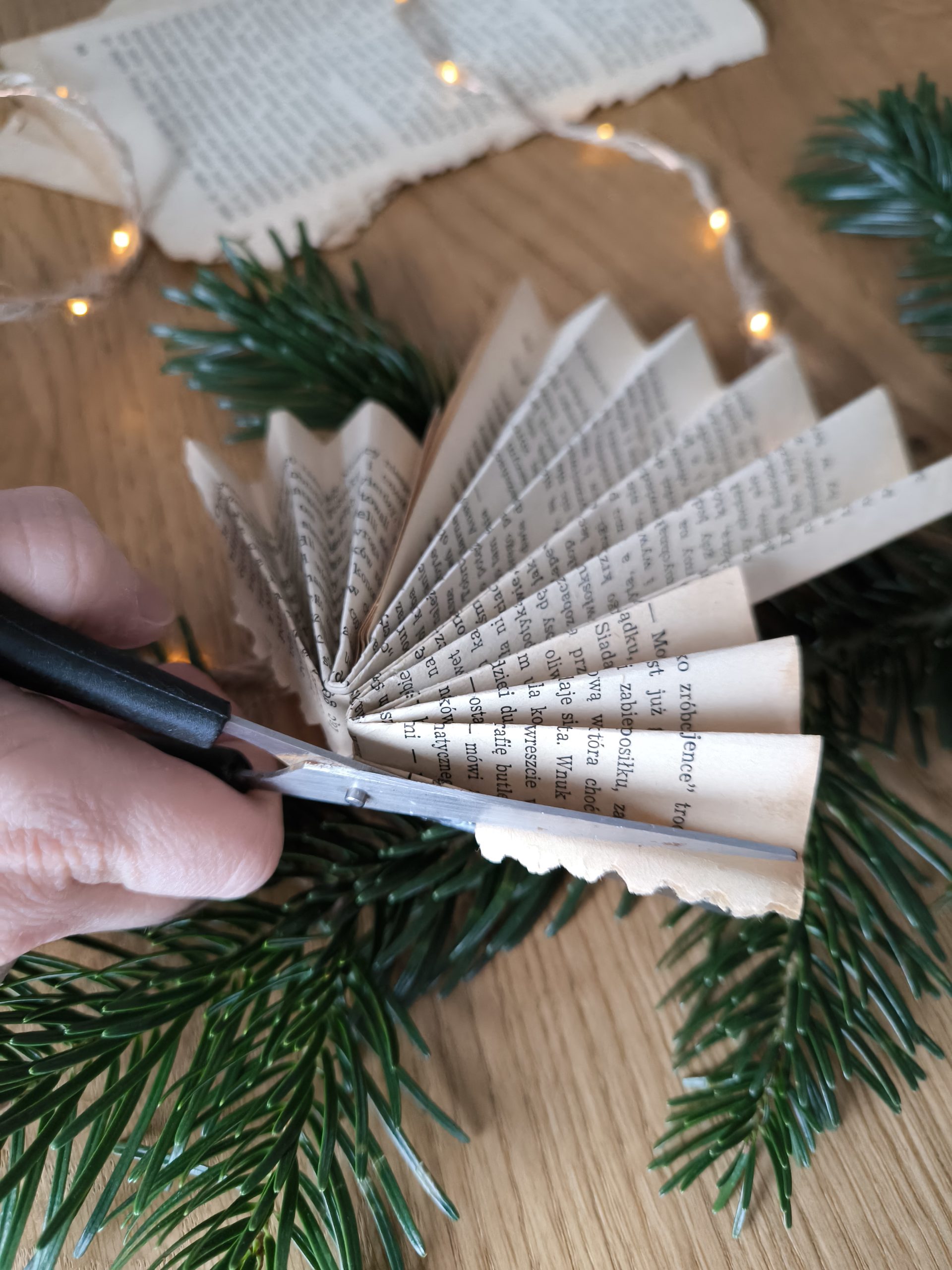 Fragment złożonego z papieru aniołka.