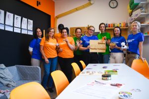 Grupa liderów i liderek pozuje do zdjęcia.