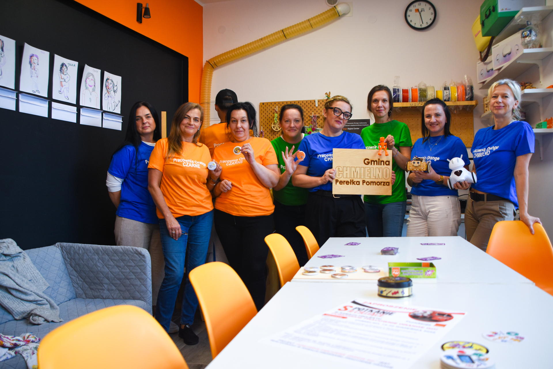 Grupa liderów i liderek pozuje do zdjęcia.