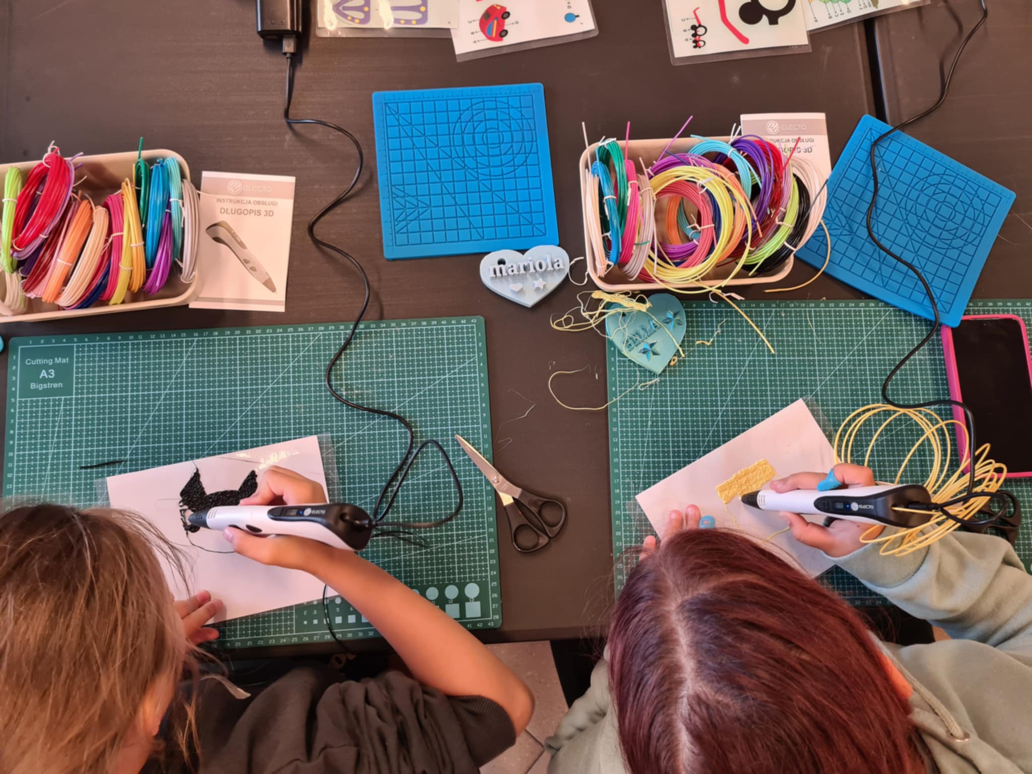 Dwie osoby używające pisaków 3D