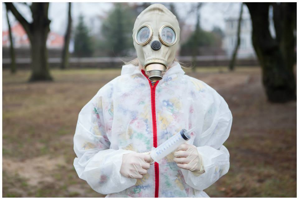 Osoba w przebraniu - maska, kombinezon.