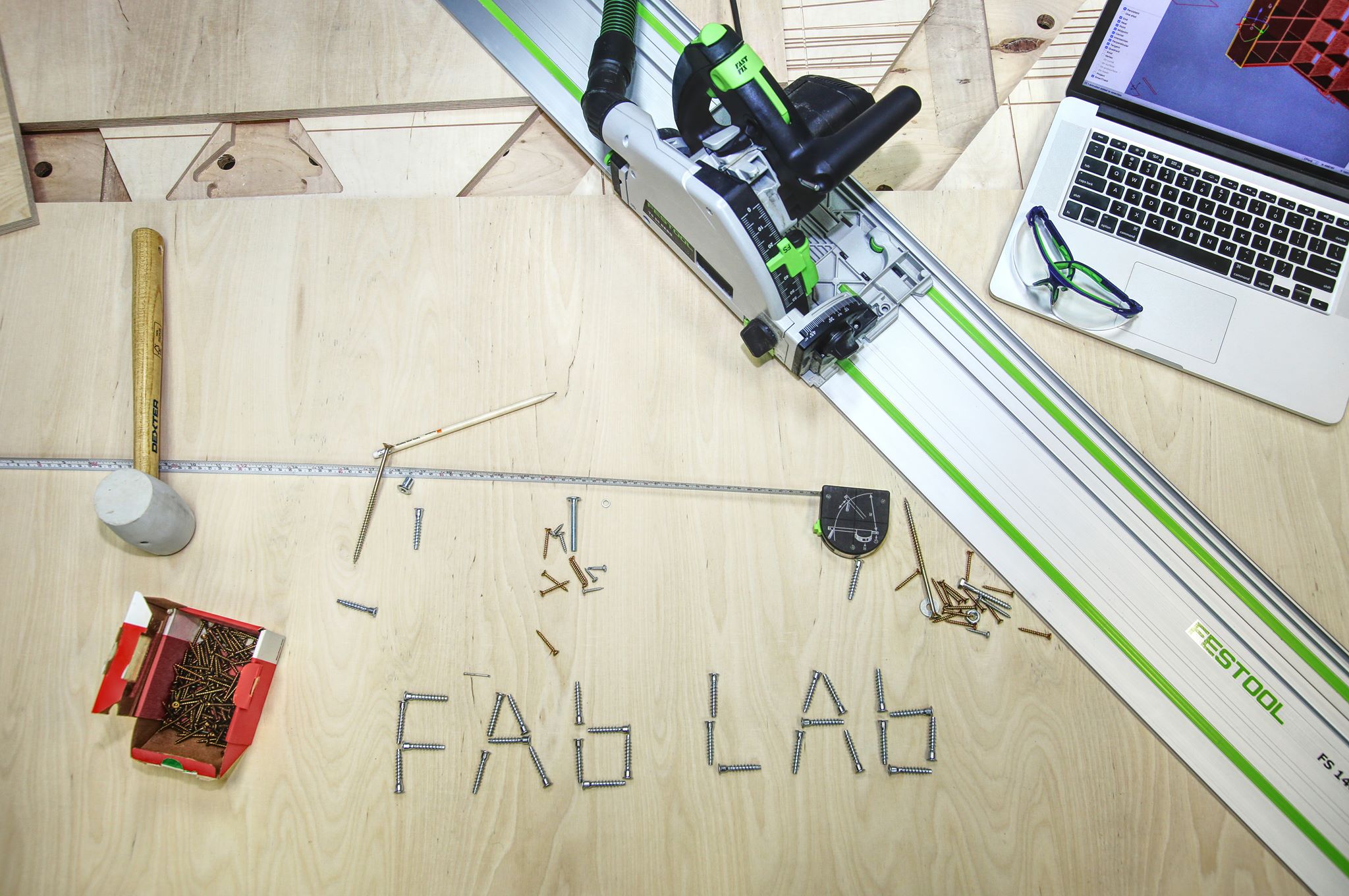 Zdjęcie blatu na którym ułożony jest napis - FabLab