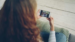 Oglądanie wideo na telefonie komórkowym.