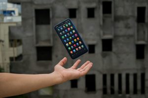 Zdjęcie telefonu upadającego na twartą dłoń