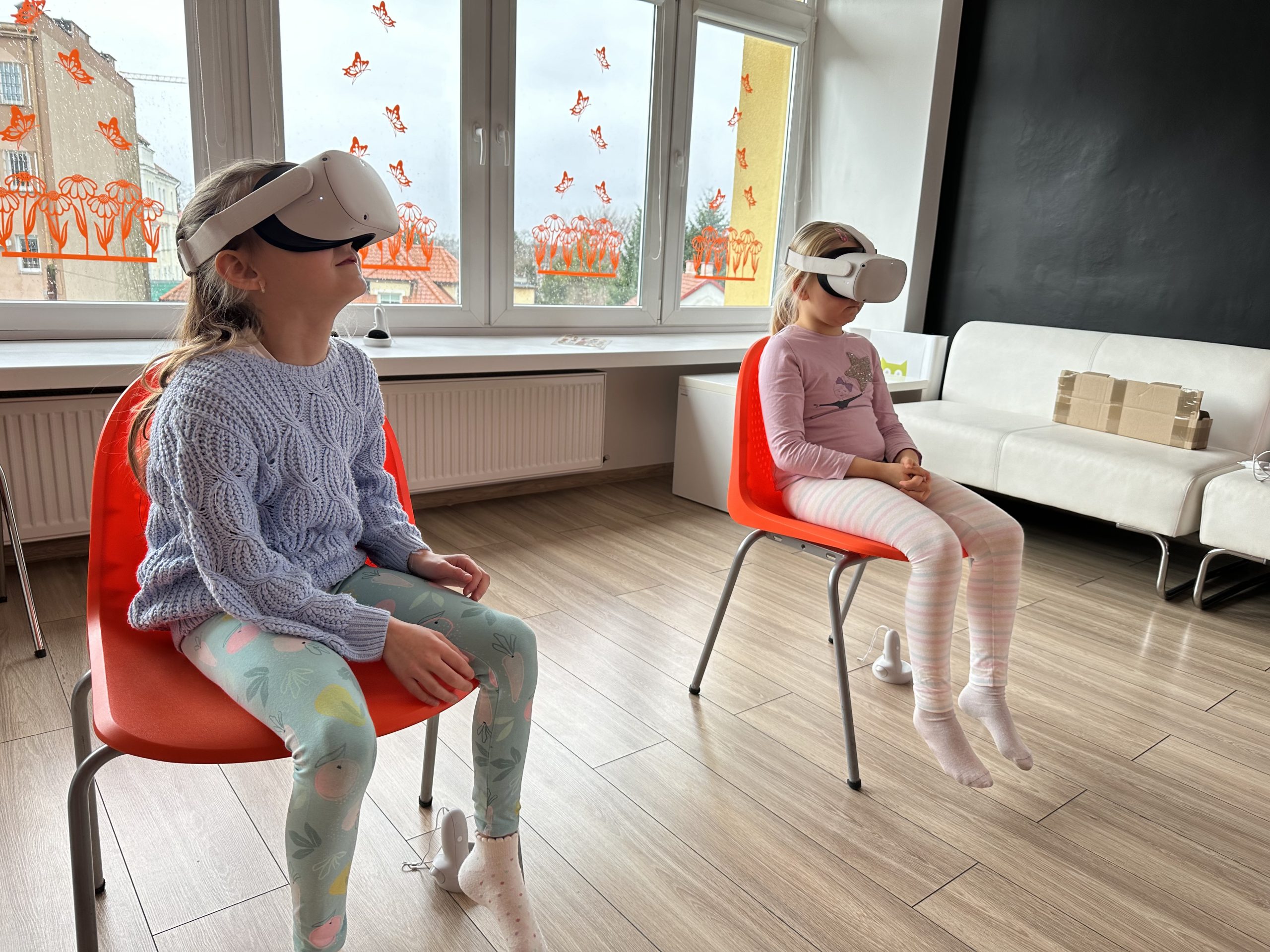 Dwie dziewczynki w goglach VR.
