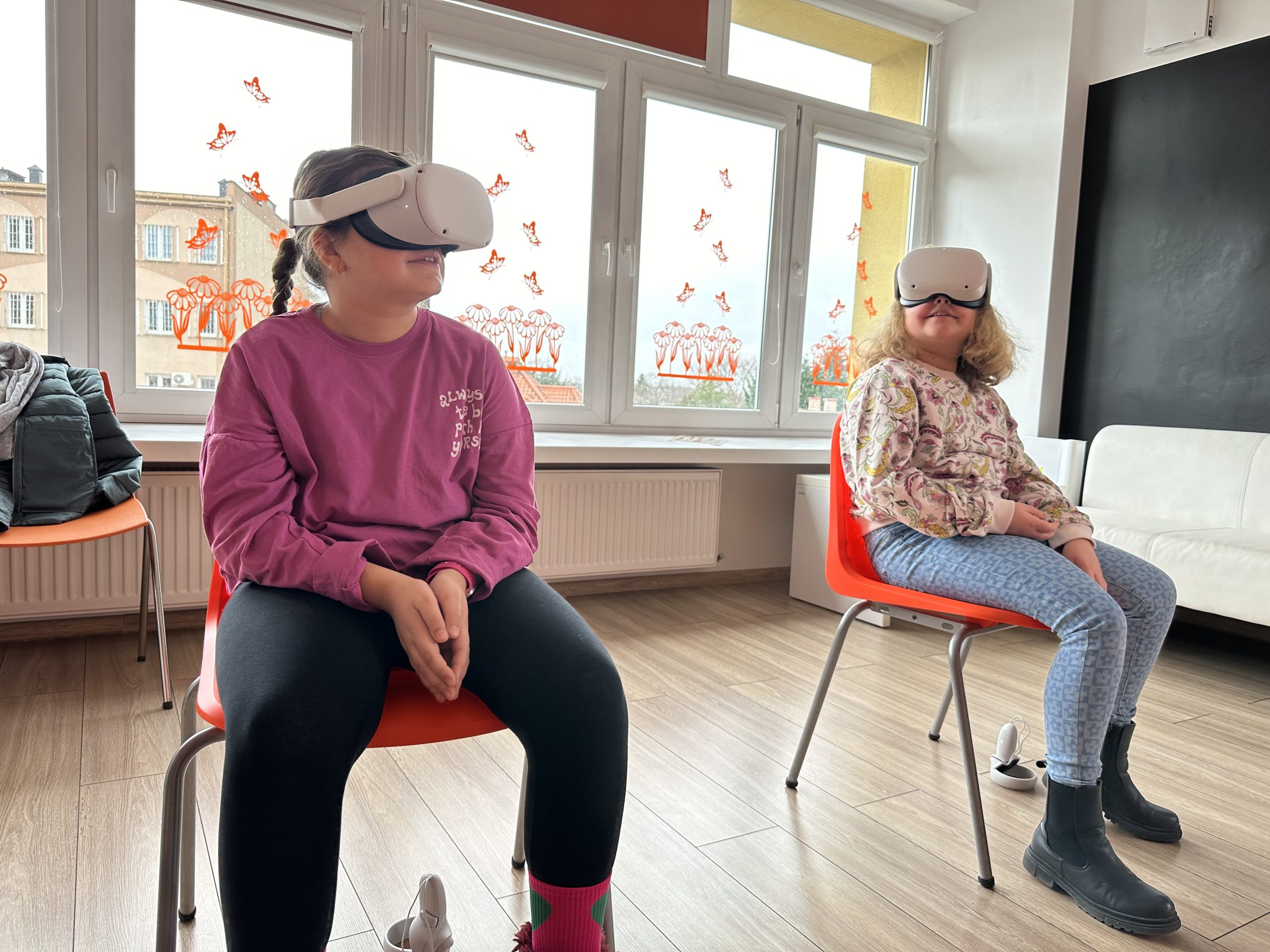 Dwie dziewczynki w goglach VR.