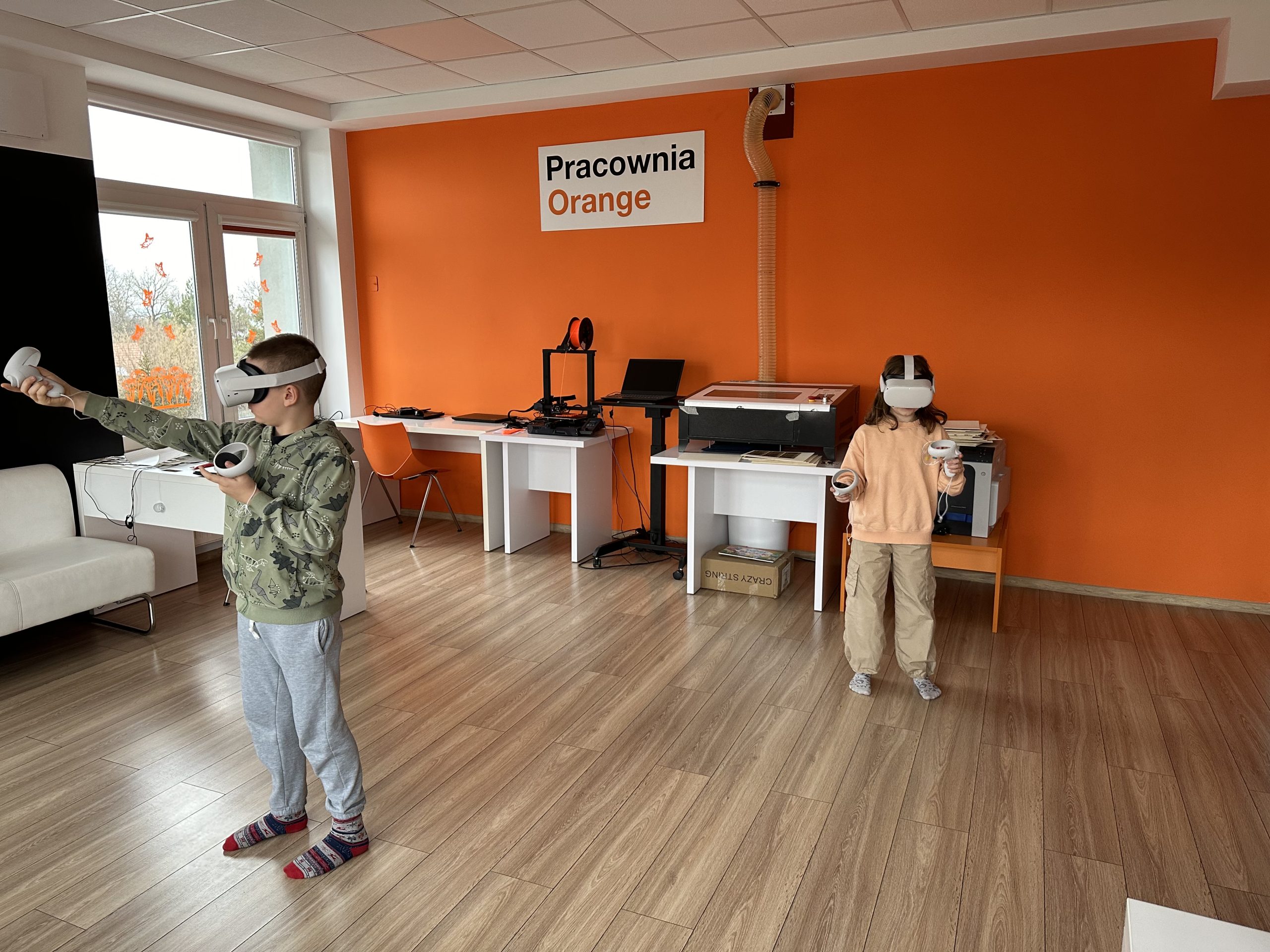 Dwie osoby korzystające z gogli VR.