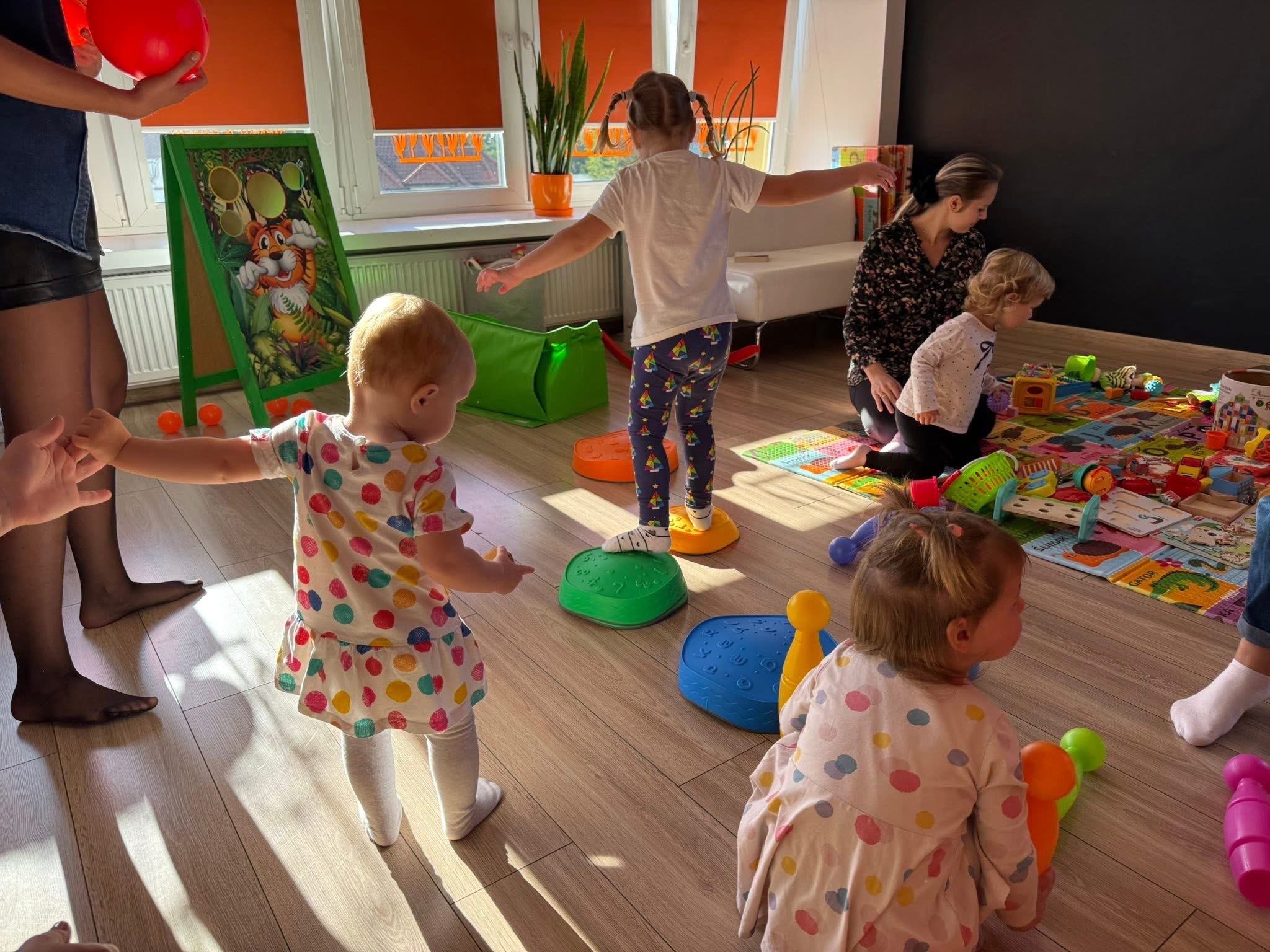 Dzieci pokonujące tor przeszkód.