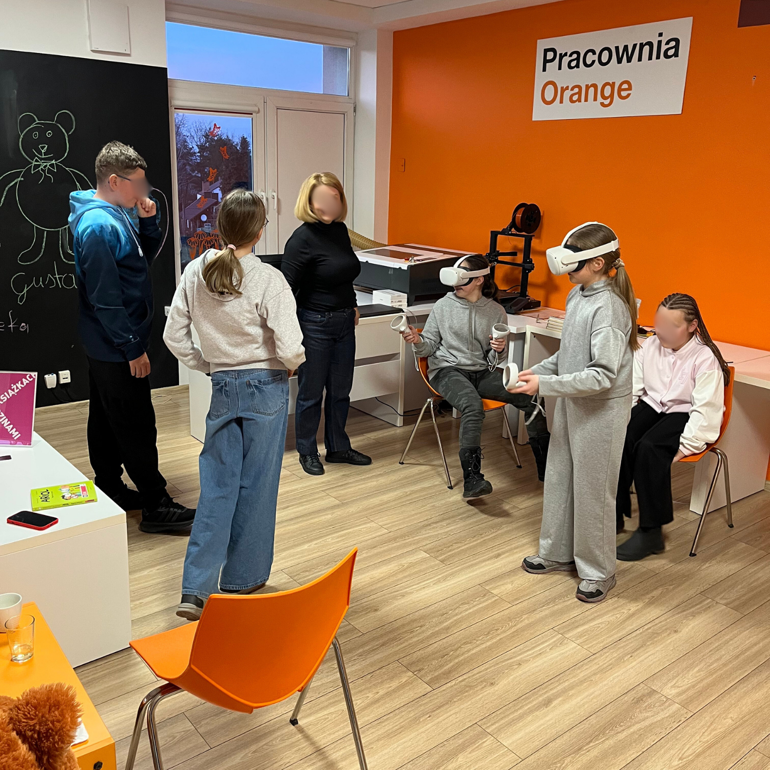 Dzieci poznają nowe technologie i wspólnie testują gogle VR w Pracowni Orange.