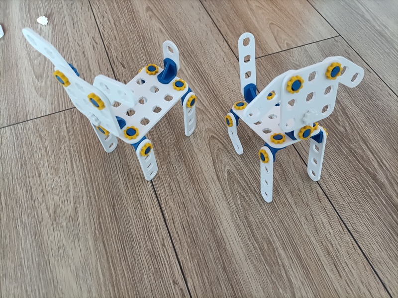 dzieci pracują z klockami