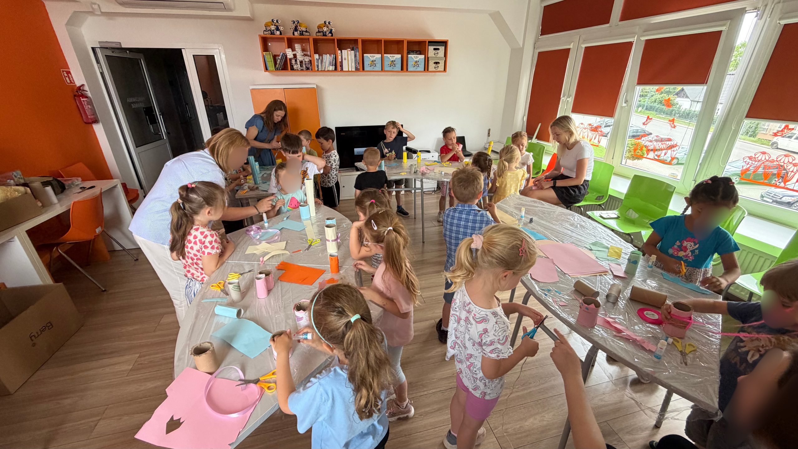 Grupa dzieci w Pracowni Orange podczas tworzenia organizerów