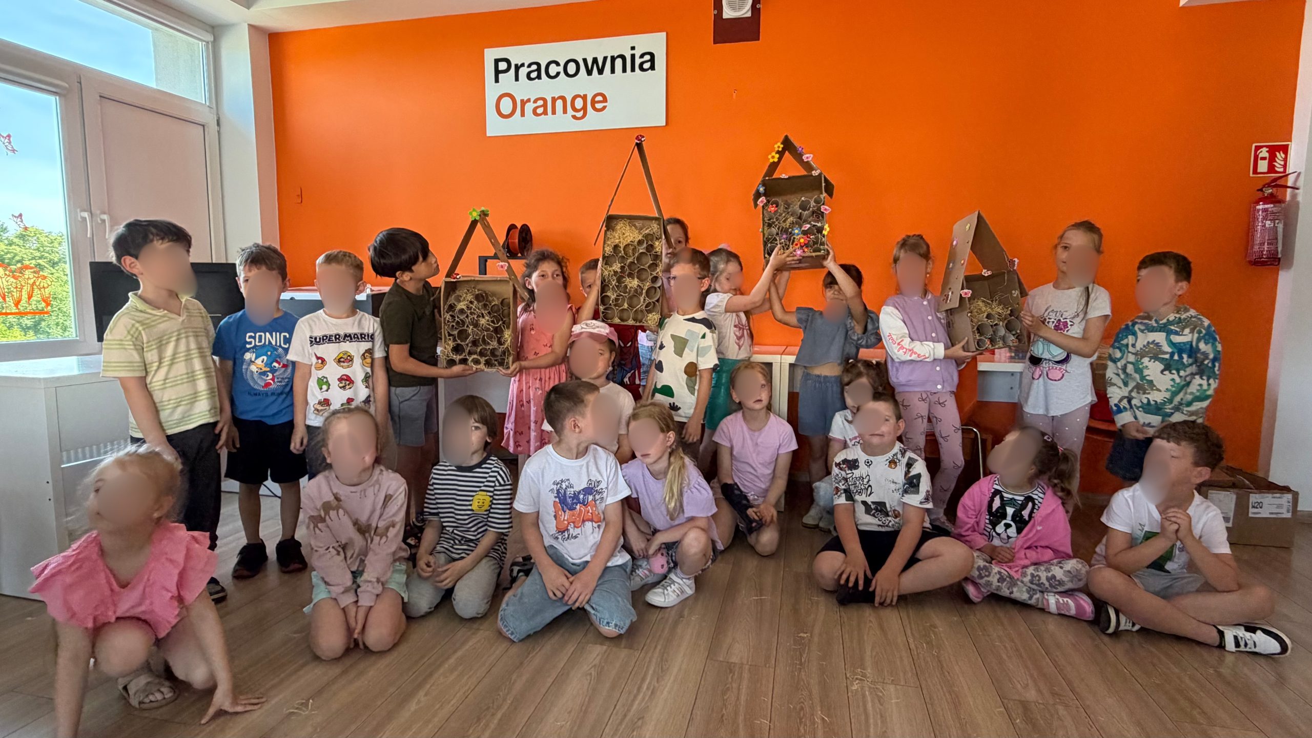 przedszkolaki z domkami dla owadów