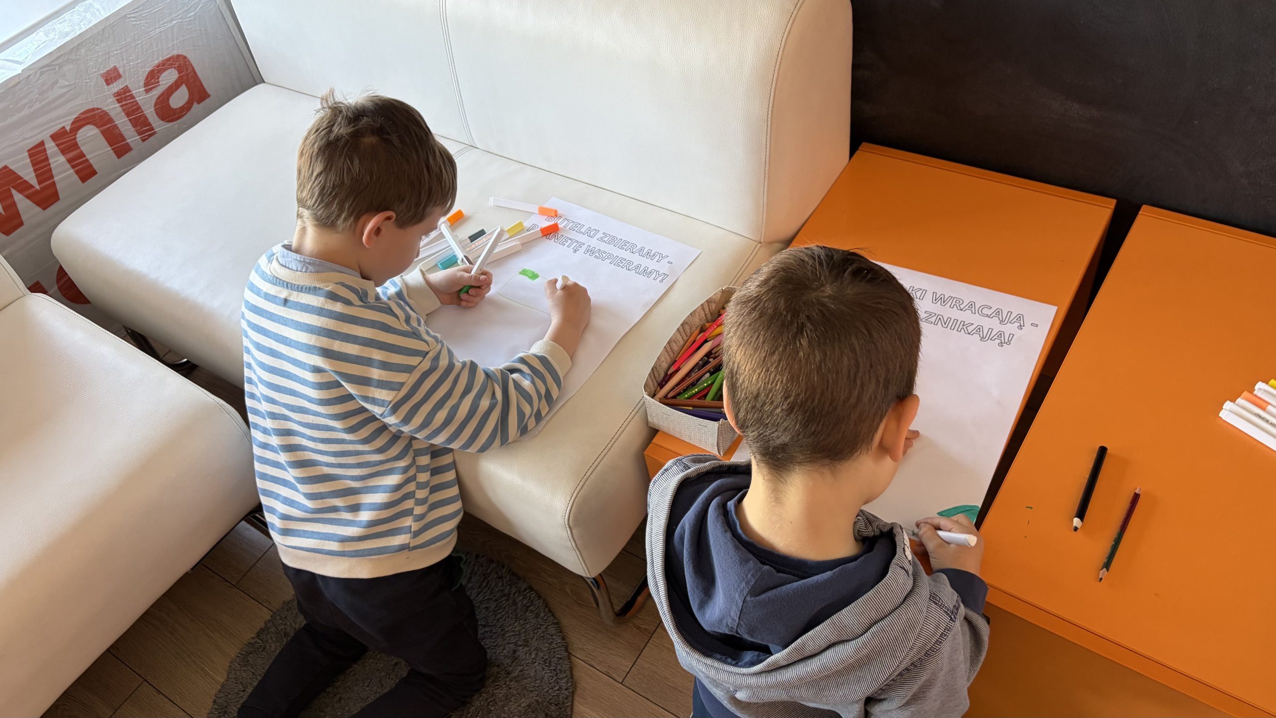 dzieci robiące plakaty ekologiczne