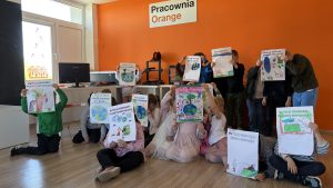 Dzieci pozując do zdjęcia trzymając plakaty.