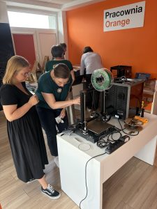 Dwie kobiety oglądające drukarkę 3D