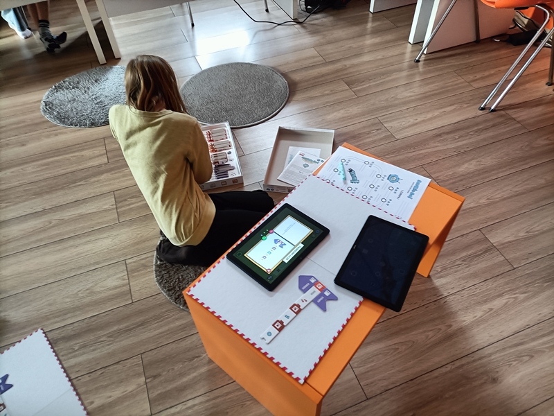 Dzieci grające w grę edukacyjną ScottieGo! Edu.