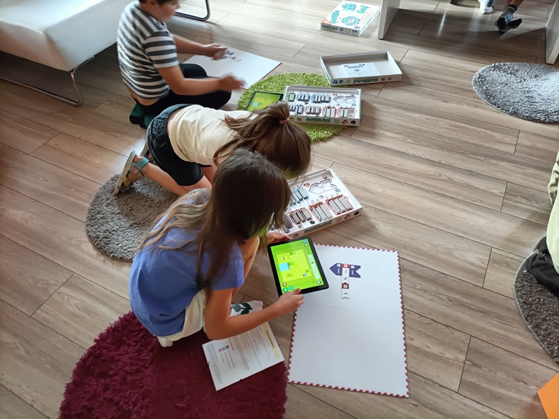 Dzieci grające w grę edukacyjną ScottieGo! Edu.