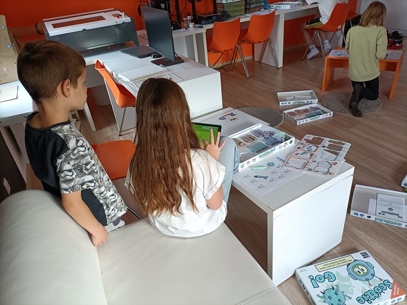 Dzieci grające w grę edukacyjną ScottieGo! Edu.