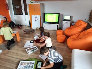 Dzieci grające w grę edukacyjną ScottieGo! Edu.