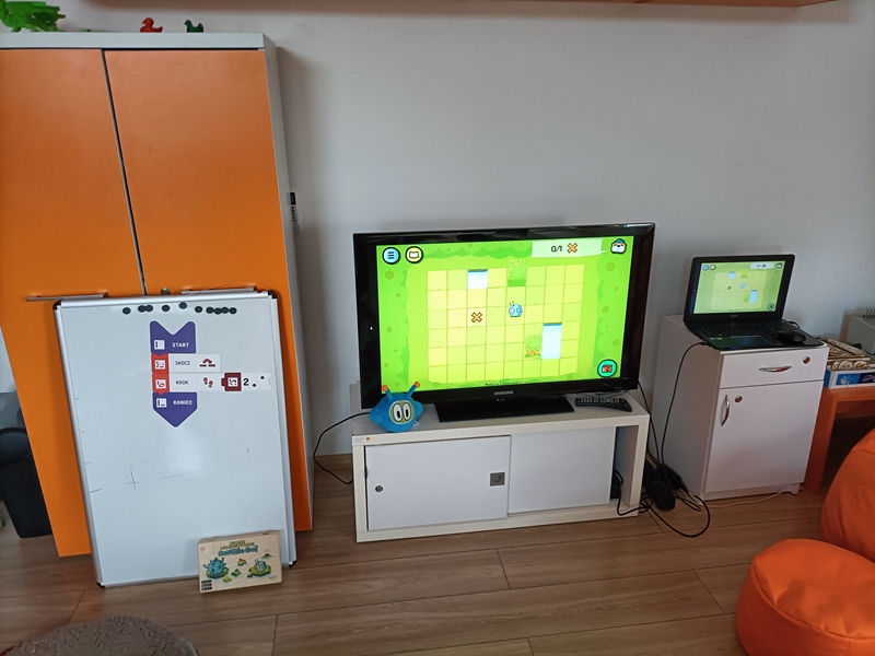 Telewizor z wyświetloną grą.