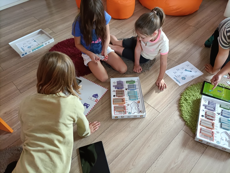 Dzieci grające w grę edukacyjną ScottieGo! Edu.