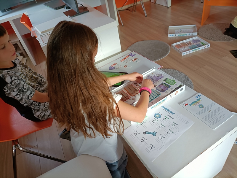 Dziecko grające w grę edukacyjną ScottieGo! Edu.