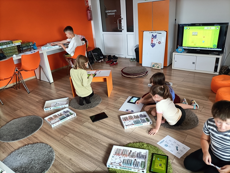 Dzieci grające w grę edukacyjną ScottieGo! Edu.