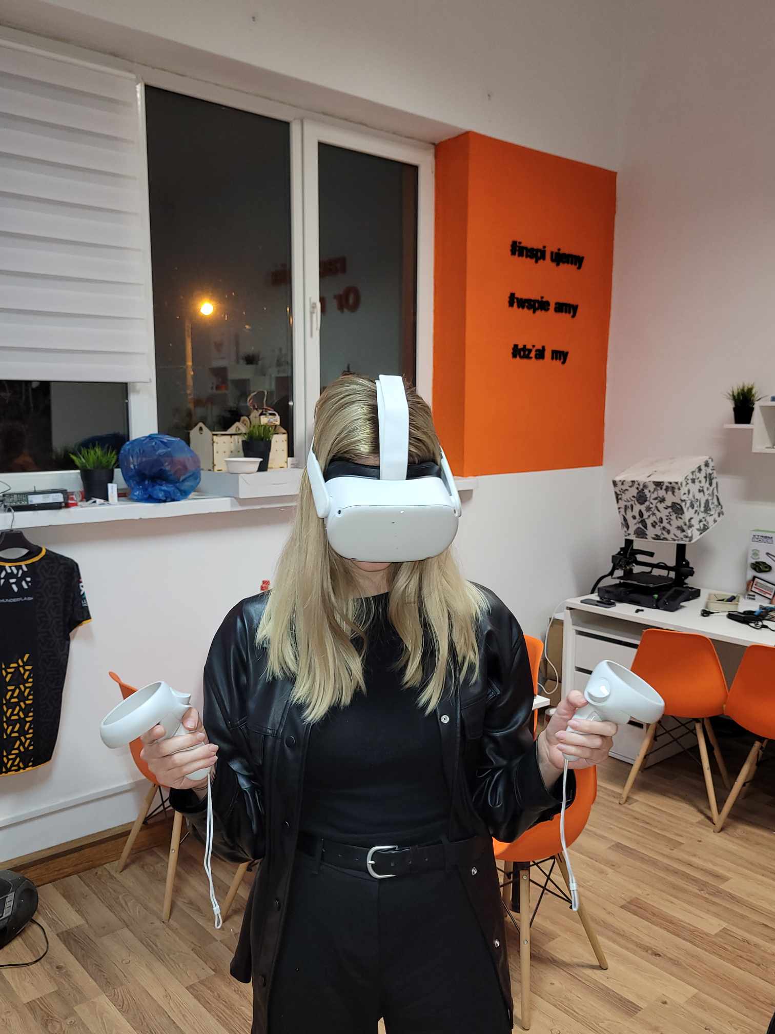 Osoba w okularach VR.
