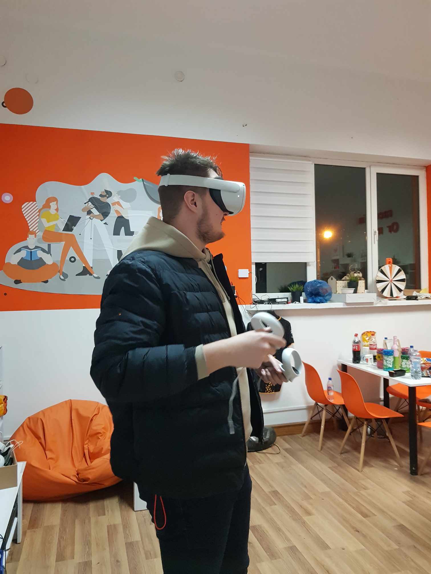 Osoba w okularach VR.
