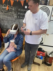 Dwie osoby w goglach VR