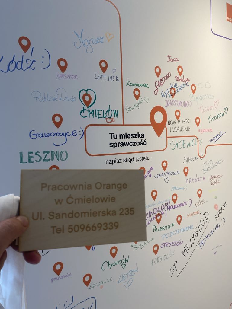 Mapa i tabliczka z wizytówką Pracowni wykonana na ploterze.