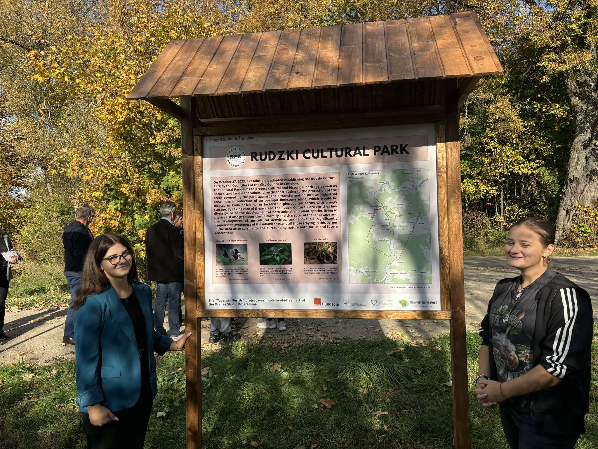 dwie dziewczyny przy tablicy Rudzki Cultural Park