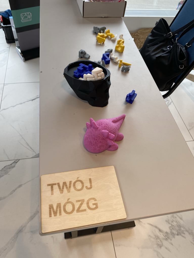 Rzeczy wykonane przez pracowników Fablabu - wycięte na ploterze lub wydrukowane na drukarce 3D.