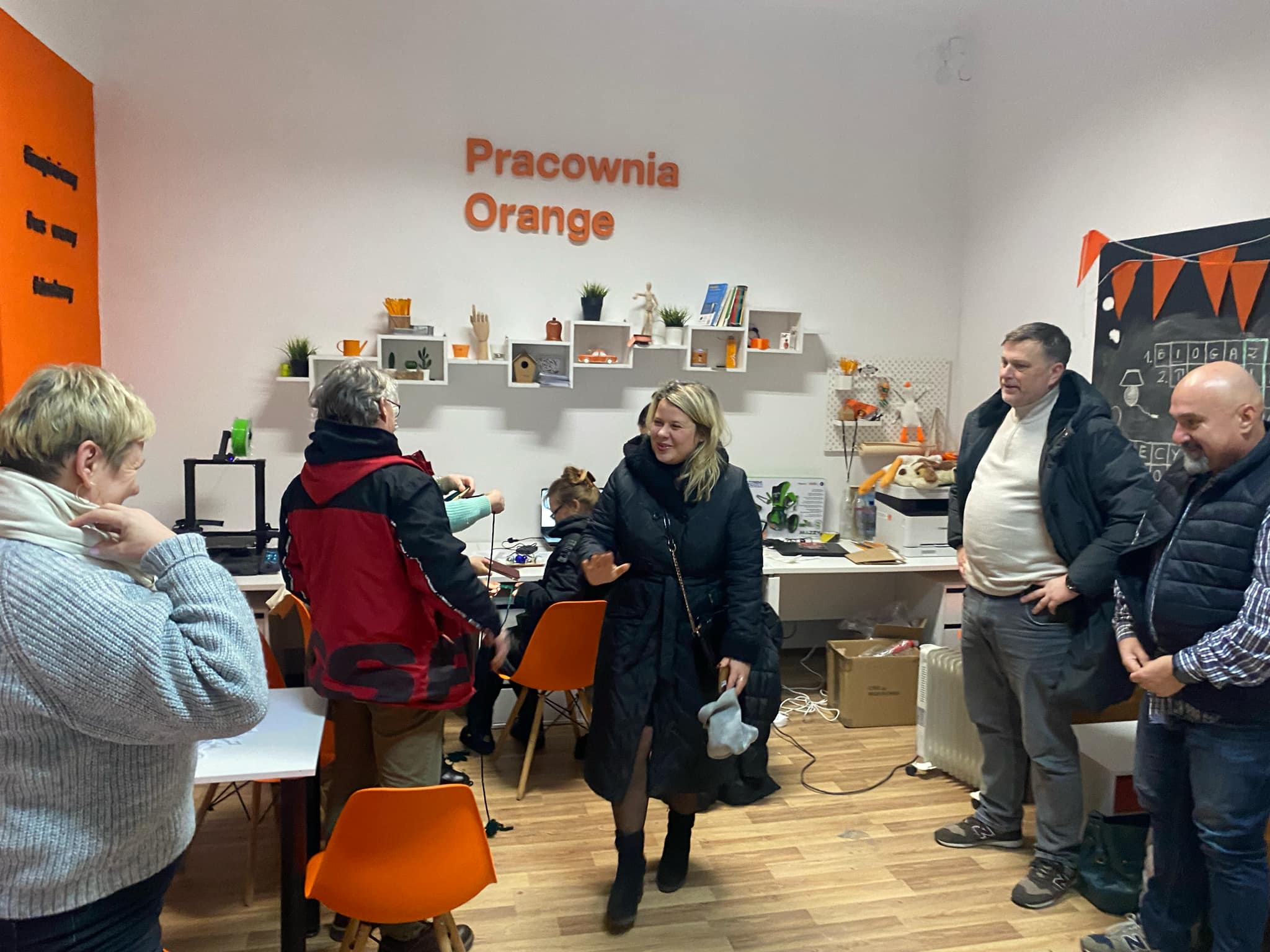 Grupa osób zebranych w Pracowni Orange.