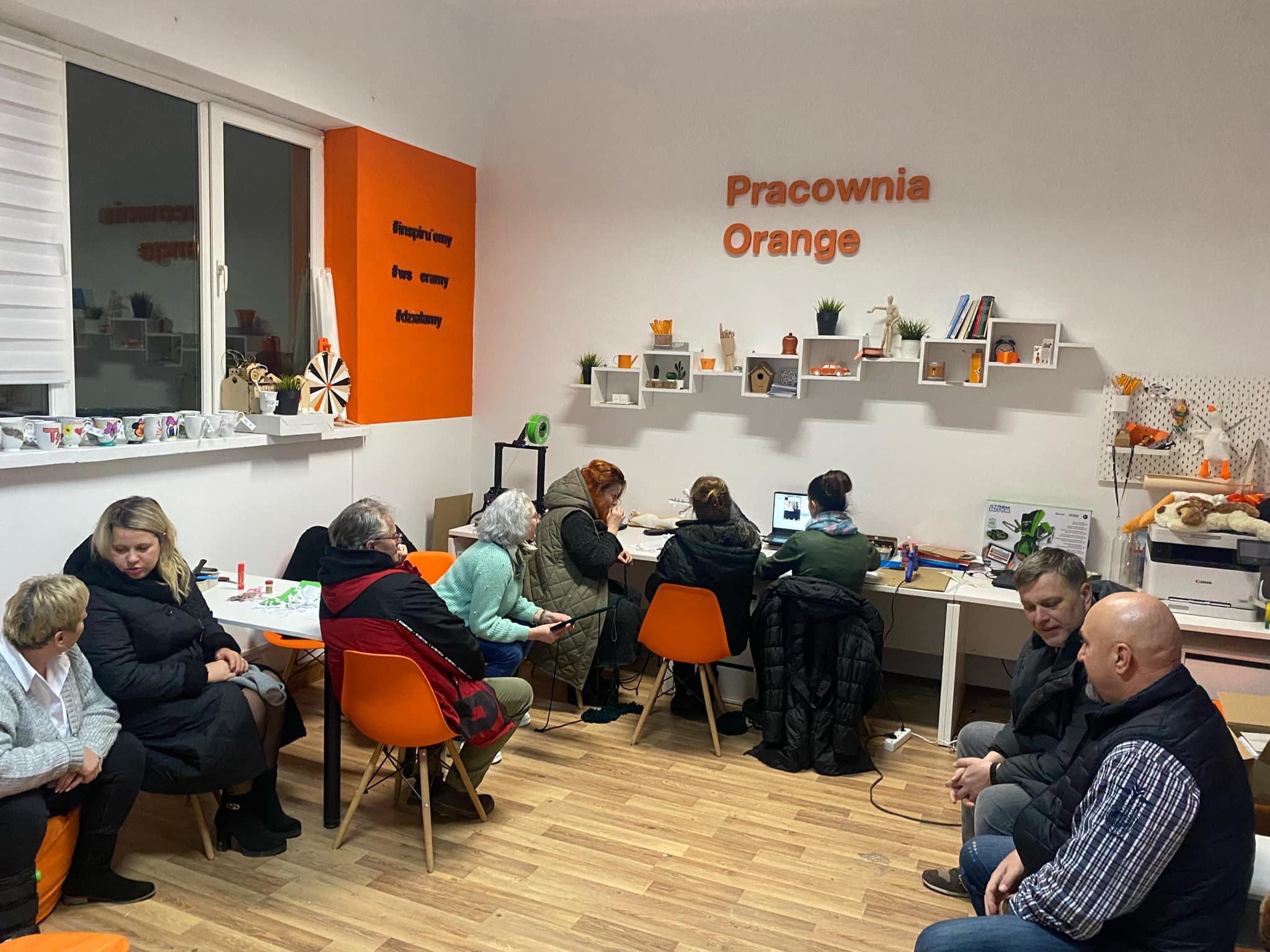 Grupa osób zebranych w Pracowni Orange.