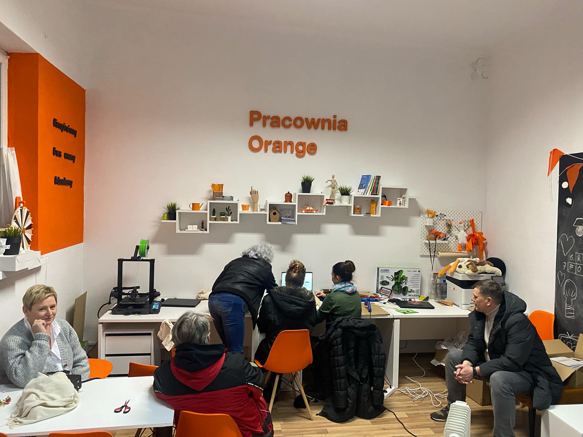 Grupa osób zebranych w Pracowni Orange.
